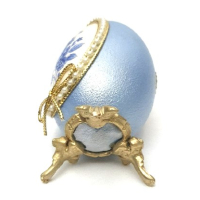 Sier ei met beschilderd porselein en parelrandje