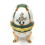 Porseleinen ei, groen met wit en goud kleur