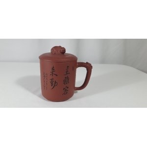 Mooi bewerkt Yixing trekpotje, gemerkt