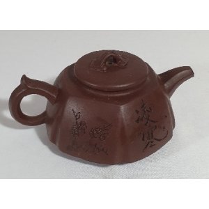 Mooi bewerkt Yixing trekpotje, gemerkt