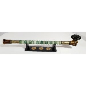 Chinese opiumpijp met nefriet (jade) en koper, op standaard 