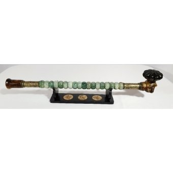 Chinese opiumpijp met nefriet (jade) en koper, op standaard 