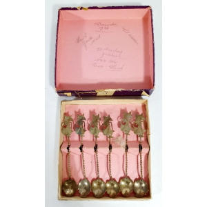 Doosje met 6 zilveren (800) Wajang theelepels