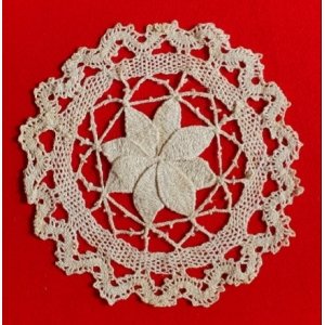 Beige handgemaakt kleedje